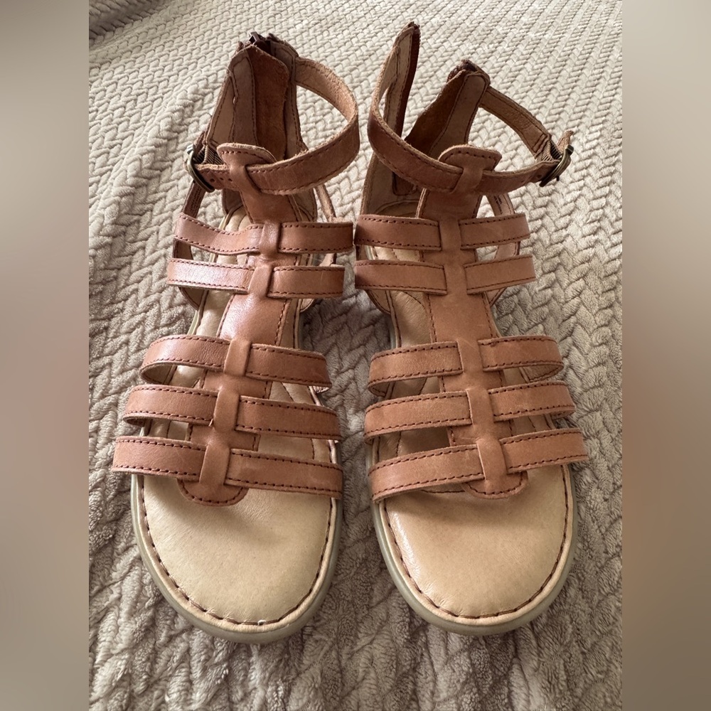 Women’s Børn Tripoli Gladiator Sandals in tan leather, size 8M.